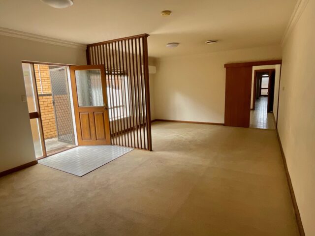 4c45b903 Fresh Paint and Carpet! 2 BEDROOM GROUND FLOOR UNIT ONLY 100M TO LYGON ST TRAMLINE Location Photo