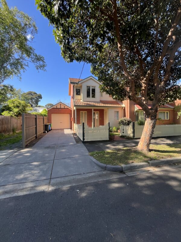 813de2a3 Charming 3 Bedroom Townhouse in Hawthorn Location Photo